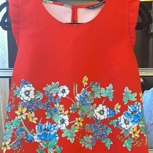 ⭐️ Zara floral top ⭐️